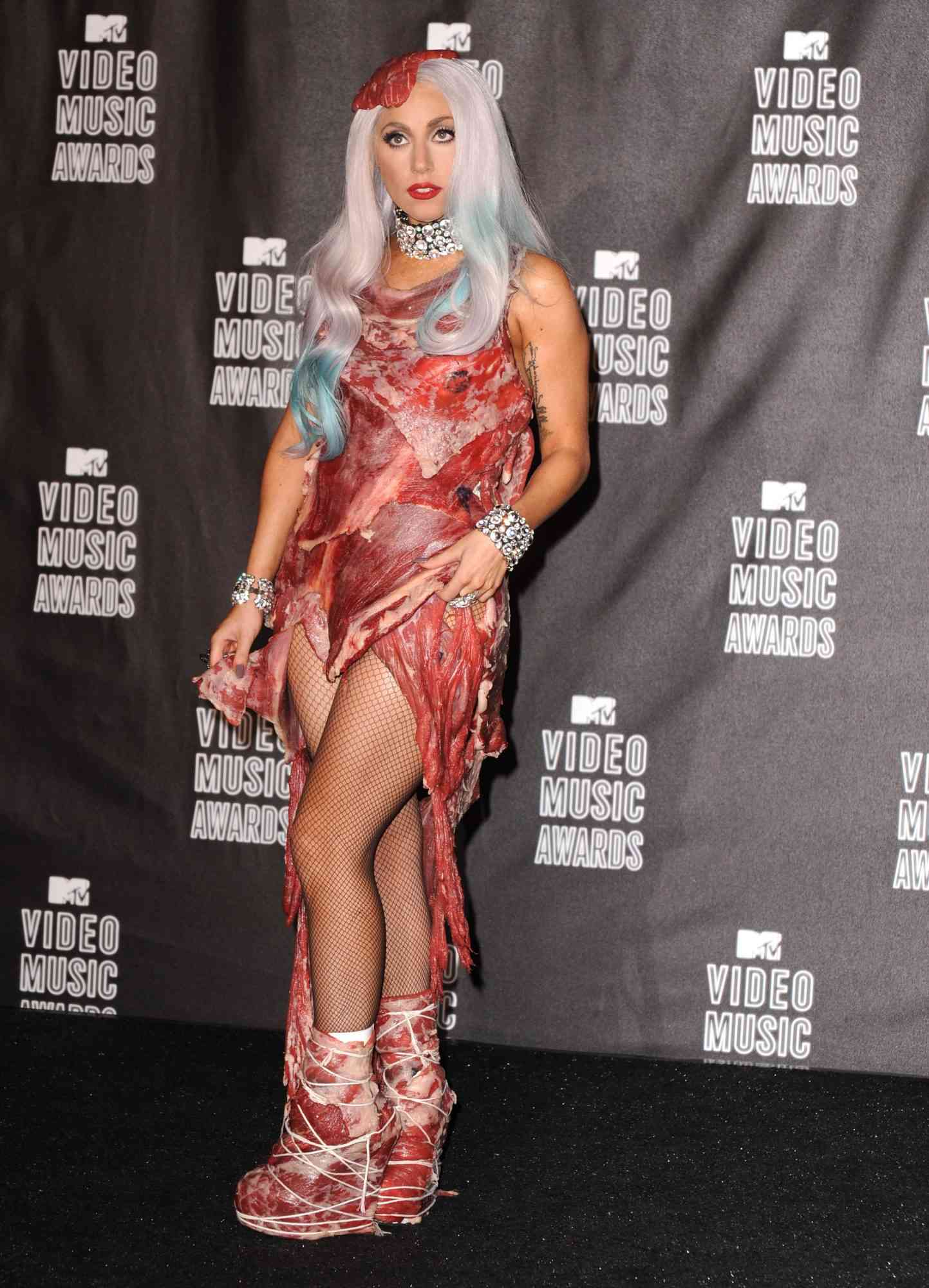 Lady Gaga portant la "Meat Dress" au MTV VMA's de 2010