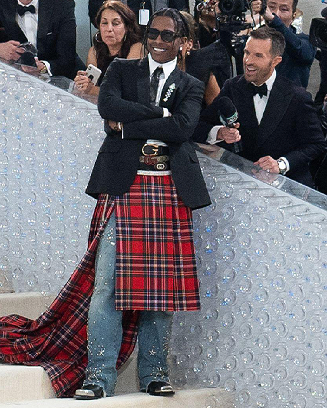 A$ap rocky au met gala karl lagerfeld 2023 gucci kilt avec rihanna en valentino enceinte